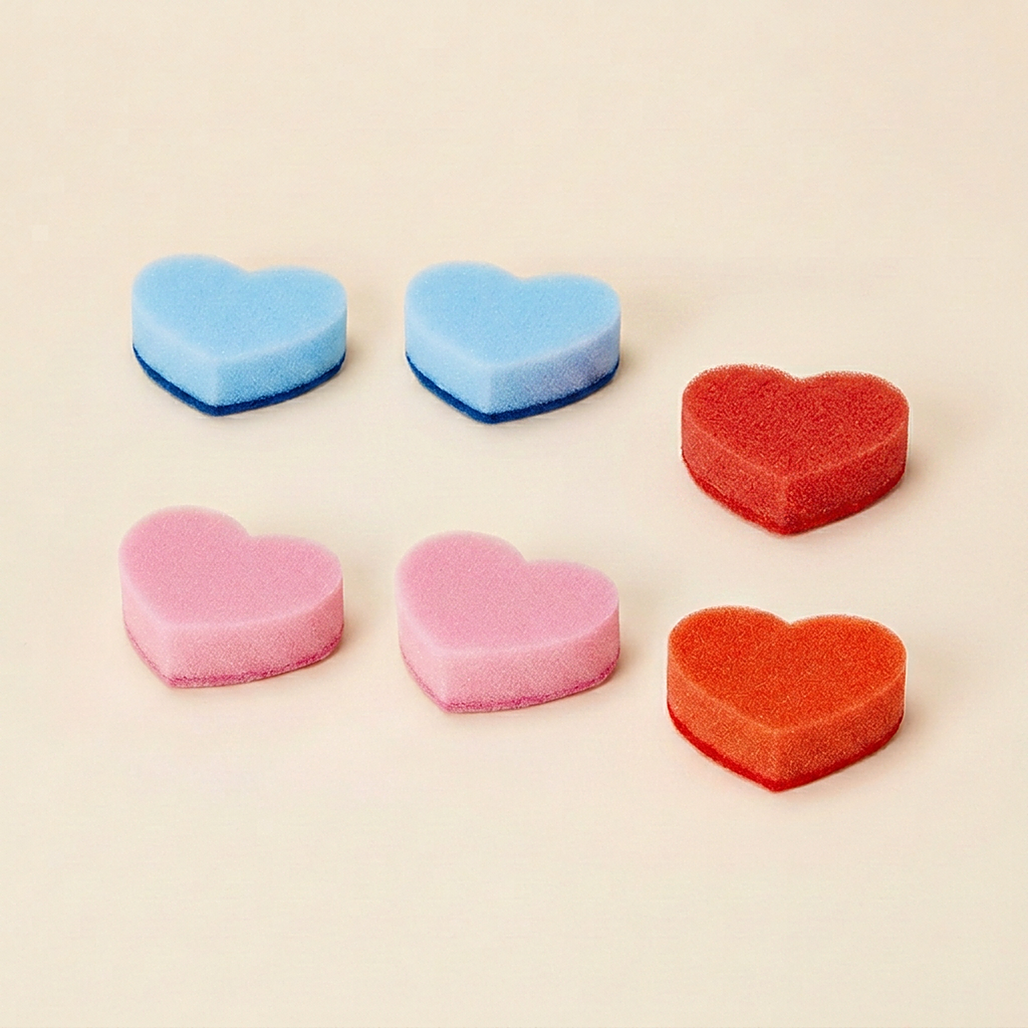 Sex hjärtformade disksvampar i blått, rosa och rött